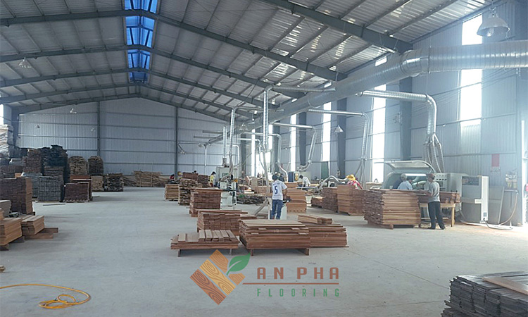 Trực tiếp sản xuất sàn gỗ tự nhiên xuất khẩu