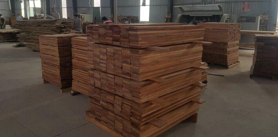 Ván sàn gỗ tự nhiên được xử lí qua công đoạn một tại nhà máy